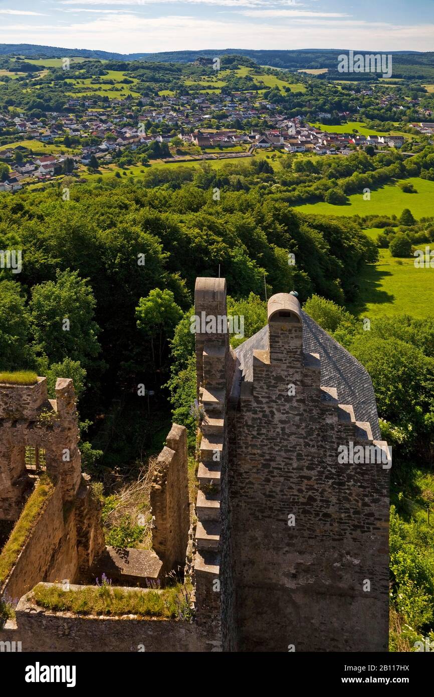 Vista dal castello di Kasselburg a Pelm, Germania, Renania-Palatinato, Vulkaneifel, Pelm Foto Stock