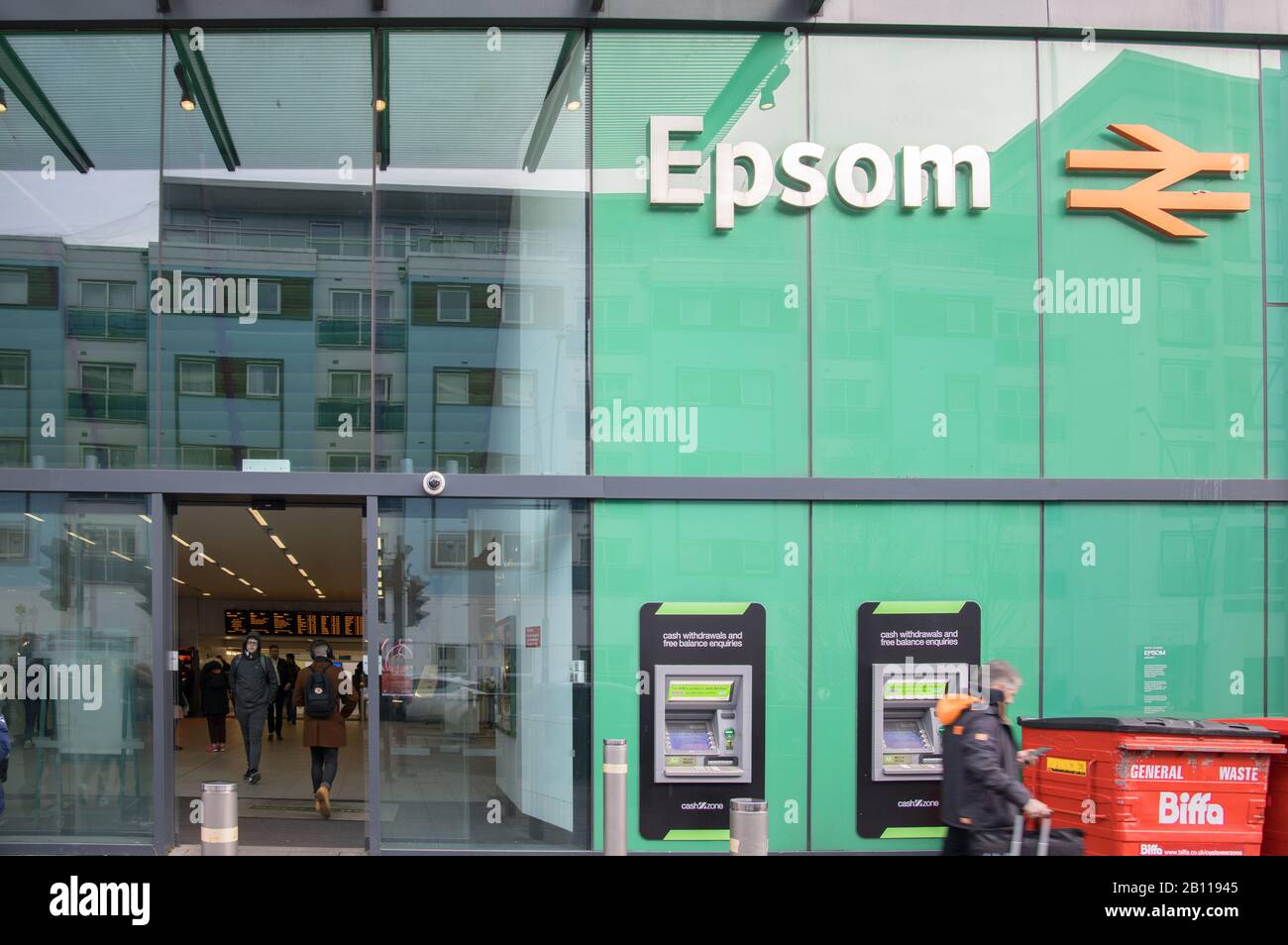 l'ingresso alla stazione ferroviaria di epsom surrey Foto Stock