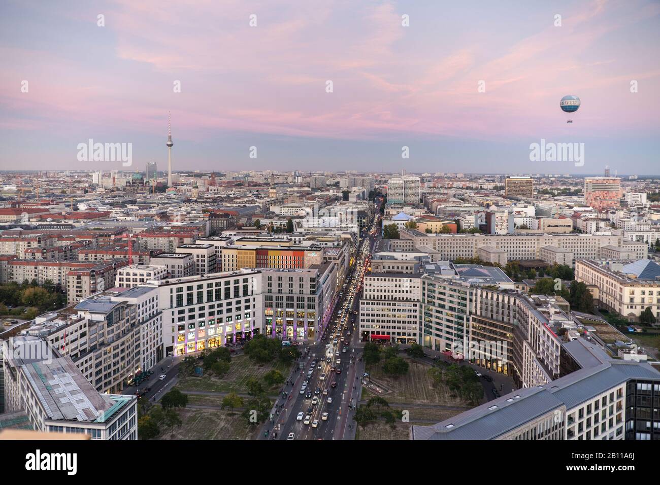 Skyline Berlino, vista dalla Kollhoff Tower verso il centro / est, di fronte a Leipziger Platz, Potsdamer Platz, Berlino, Germania Foto Stock