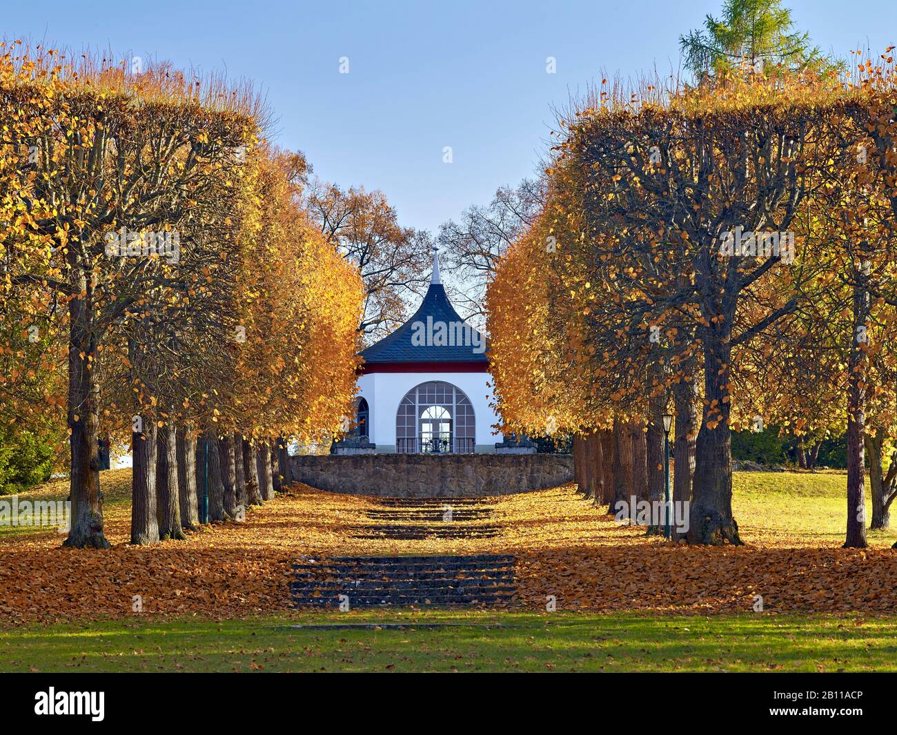 Weiherhaus nel parco di Villa Bergfried, Saalfeld, Turingia, Germania Foto Stock