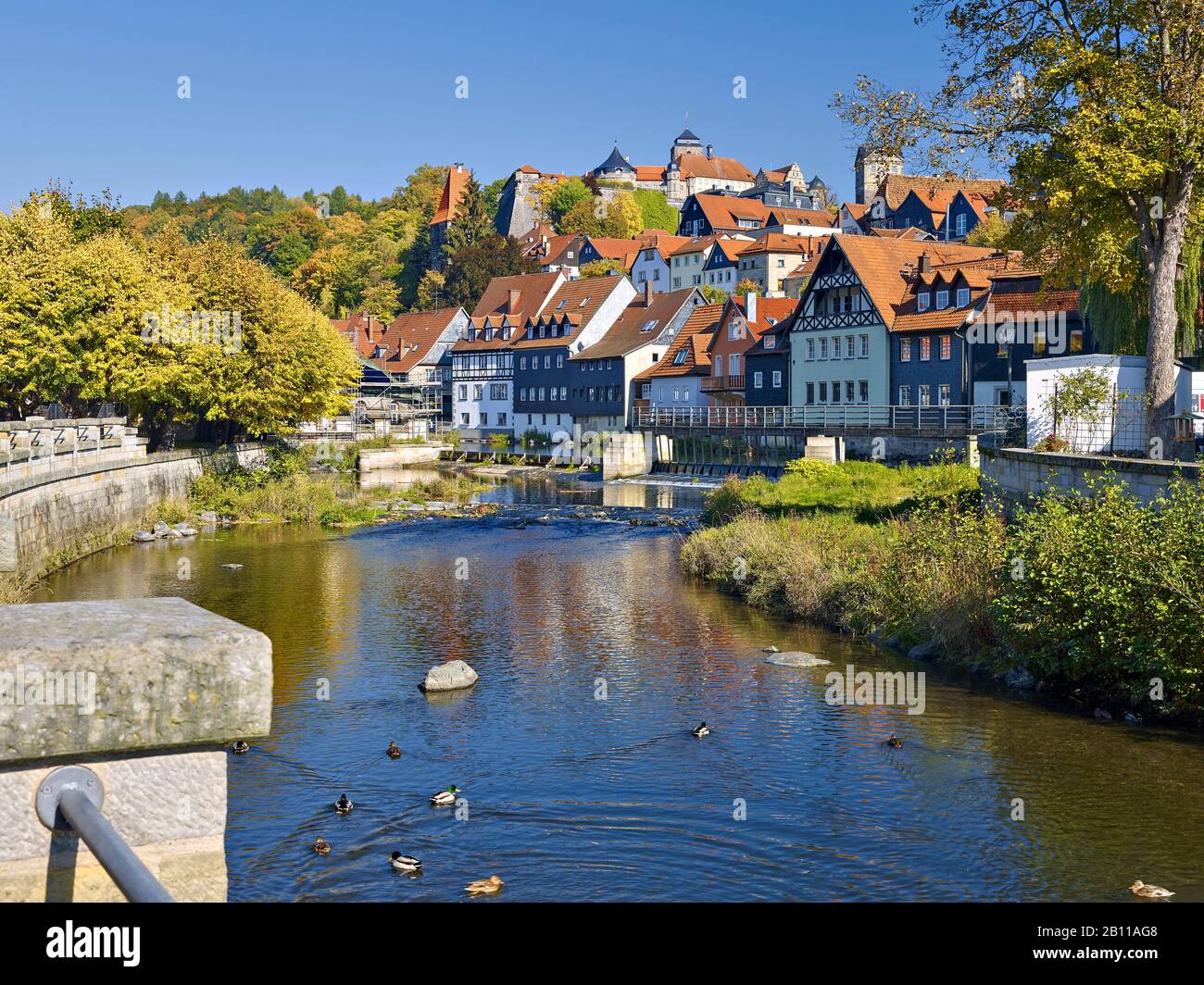 Vista sulla città da Hasslach alla fortezza di Rosenberg, Kronach, alta Franconia, Baviera, Germania Foto Stock