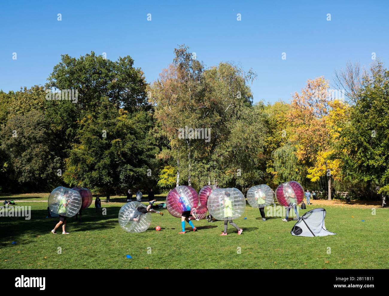 Bubble Soccer, Bubble Football Al Volkspark Am Friedrichshain, Berlino, Germania Foto Stock