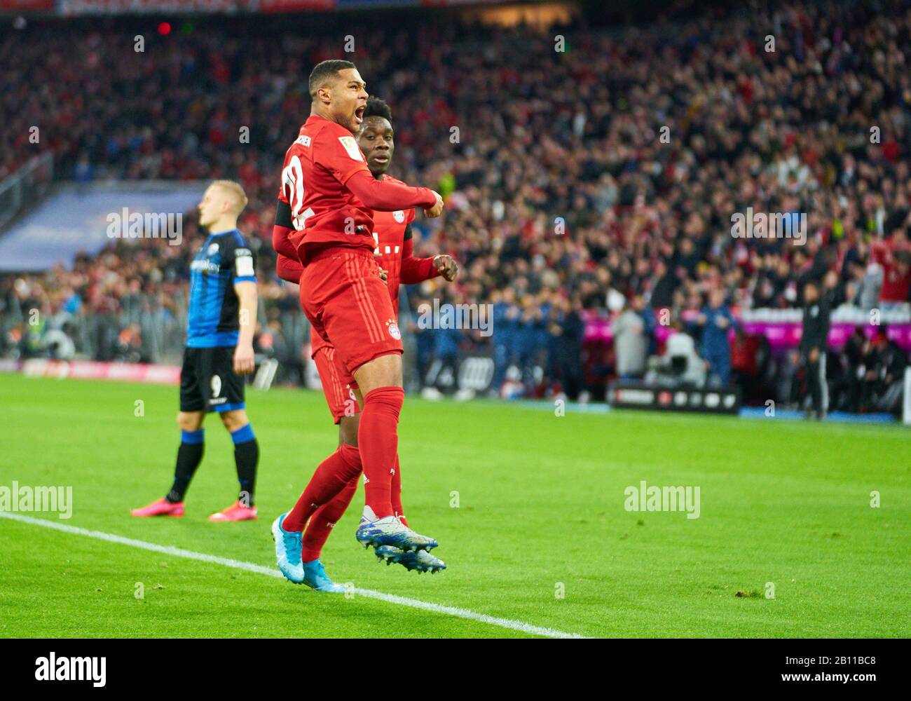 Monaco, Germania. 21st Feb, 2020. Calcio Monaco - Paderborn, Monaco 21 Febbraio 2020. Serge GNABRY, FCB 22 punteggi, spara gol per 1-0, celebra il suo obiettivo, felice, ridere, celebrazione, Alphonso DAVIES, FCB 19 FC BAYERN MONACO - SC PADERBORN 07 3-2 - LE NORMATIVE DFL VIETANO QUALSIASI USO DI FOTOGRAFIE come SEQUENZE DI IMMAGINI e/o QUASI-VIDEO - 1.German Soccer League, Monaco, 21 febbraio 2020. Stagione 2019/2020, partita giorno 23, FCB, München credito: Peter Schatz/Alamy Live News Foto Stock