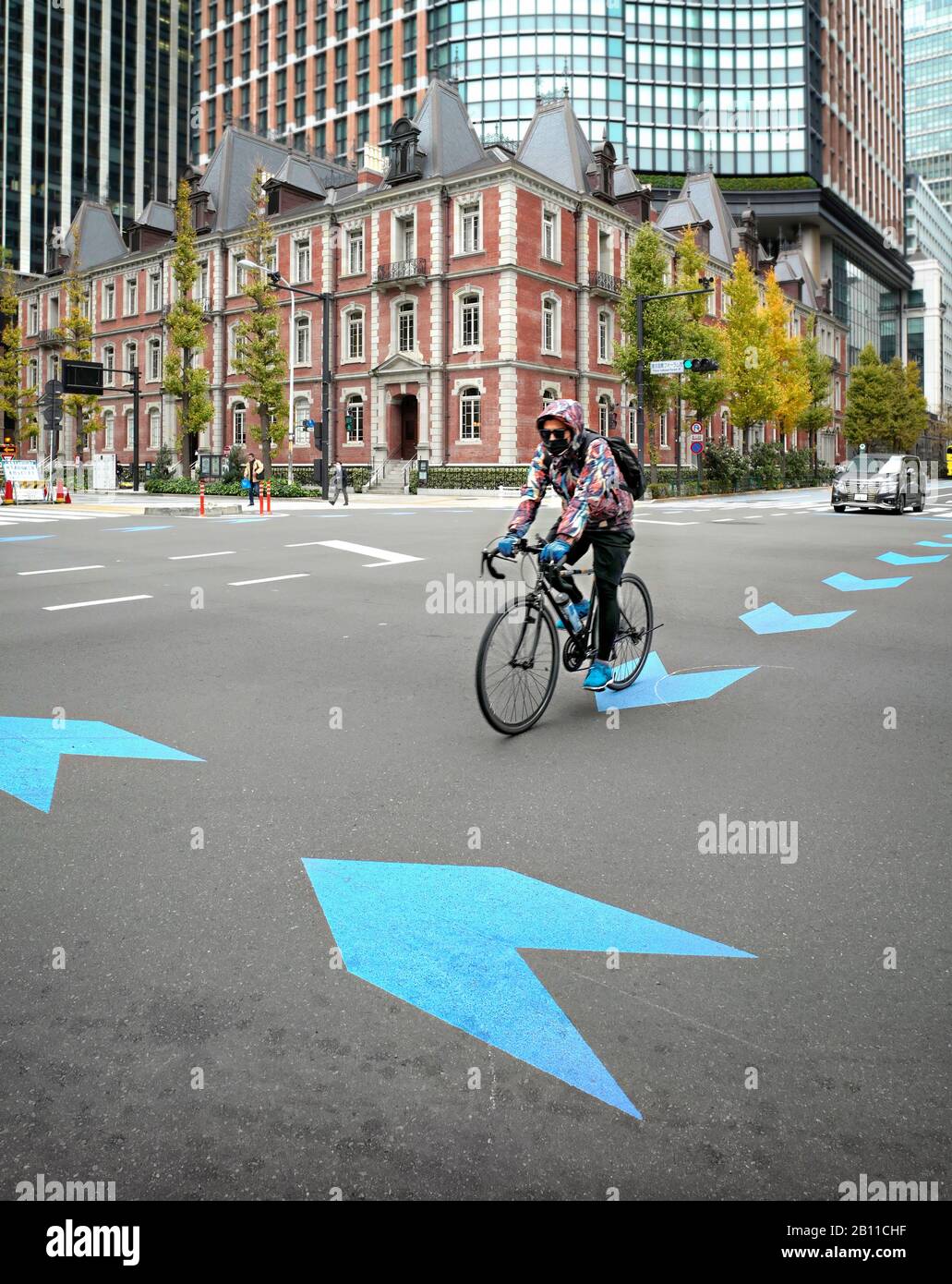 Giappone, Isola di Honshu, Kanto, Tokyo, per le strade del quartiere di Marunouchi. Foto Stock