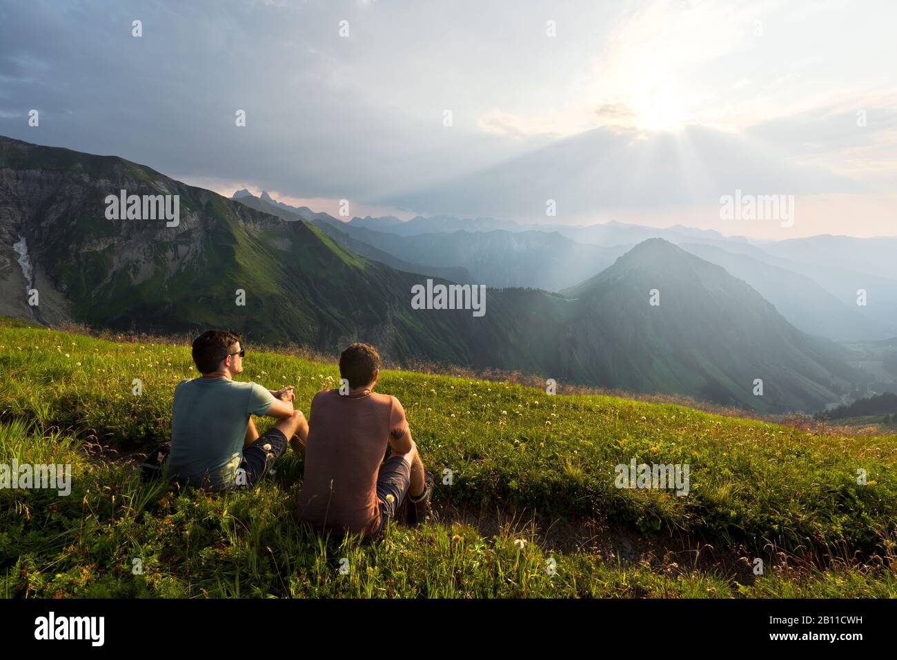 Gli escursionisti si affacciano sul Höfats, sulle Alpi Allgäu, sulla Baviera, sulla Germania, sull'Europa Foto Stock