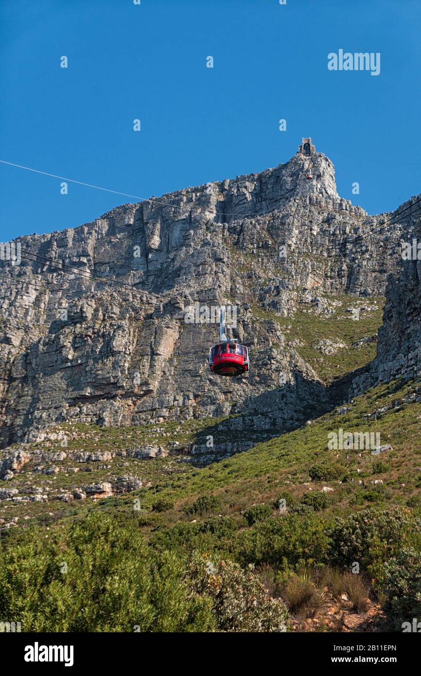 La Cabinovia di Table Mountain con turisti che scendono Table Mountain e Cape Town, Sud Africa Foto Stock