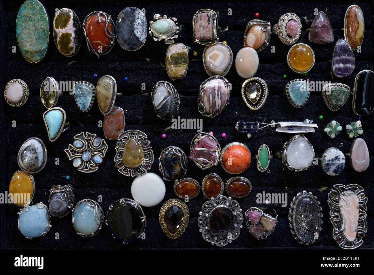 Gioielli in pietre naturali semi-preziose - aspatrici, agate, nefrite - in  telai di rame, posti sul supporto. Fiera dei gioielli. 21 Febbraio 2020. Ki  Foto stock - Alamy