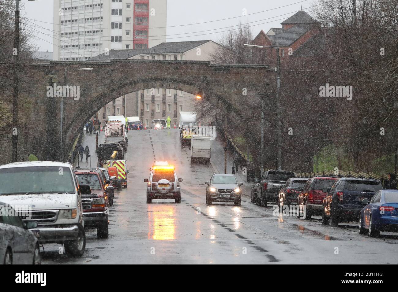 Città di Gotham targa sulle auto parcheggiate durante le riprese a Glasgow per un nuovo film per il supereroe serie Batman. Foto Stock