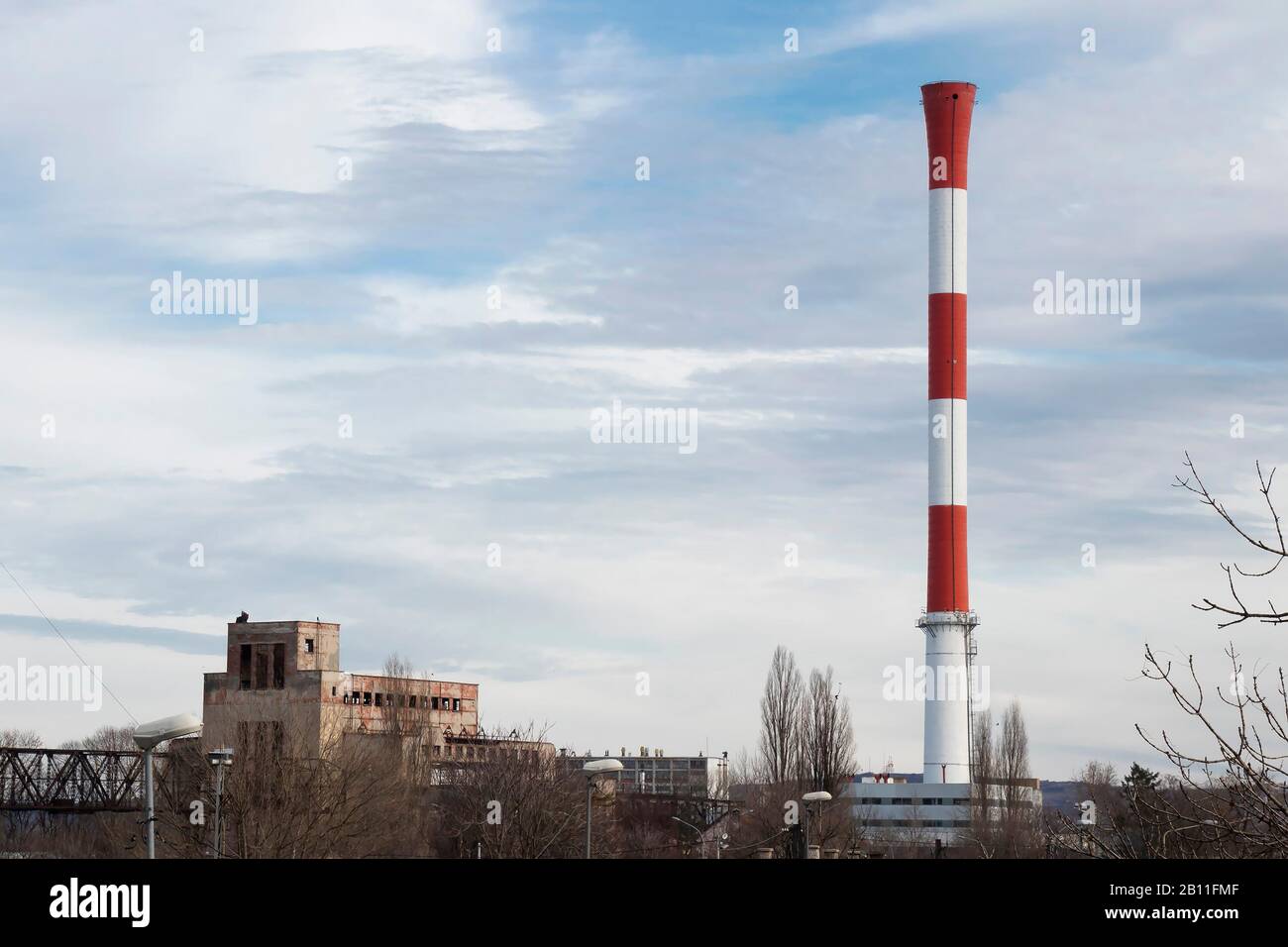 Belgrado, Serbia - 12 febbraio 2020: Impianto di riscaldamento e centrale ciminiera a strisce rosse e bianche, senza fumo, in una parte industriale della t. Foto Stock