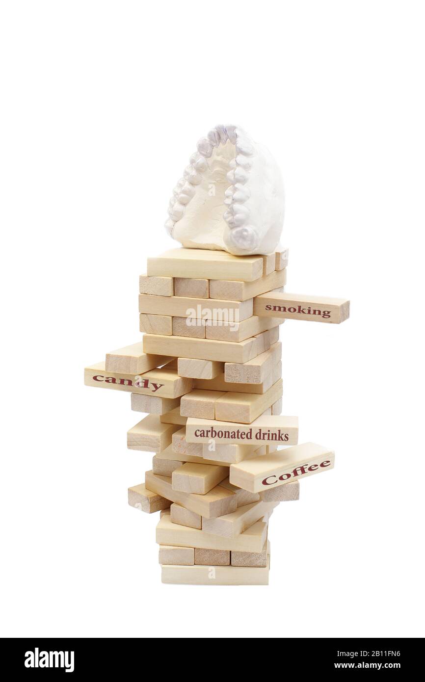 Vista laterale destra di un allineatore trasparente o di un trattenitore per i denti inferiori, una recente innovazione moderna per i pazienti ortodontici che desiderano avere un reggiseno invisibile Foto Stock