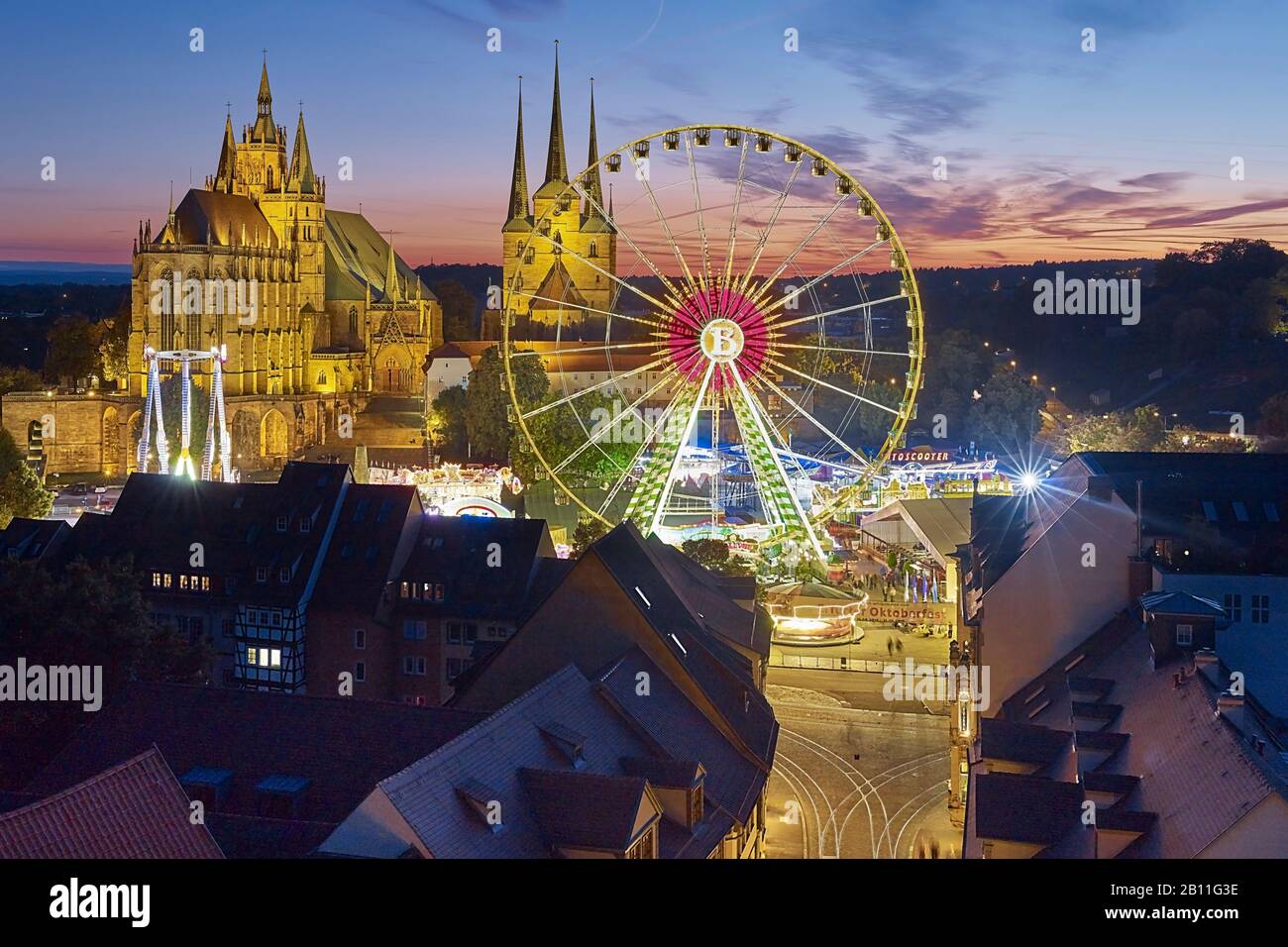 Vista su Erfurt con ruota panoramica, cattedrale e Severikirche per l'Oktoberfest, Turingia, Germania Foto Stock