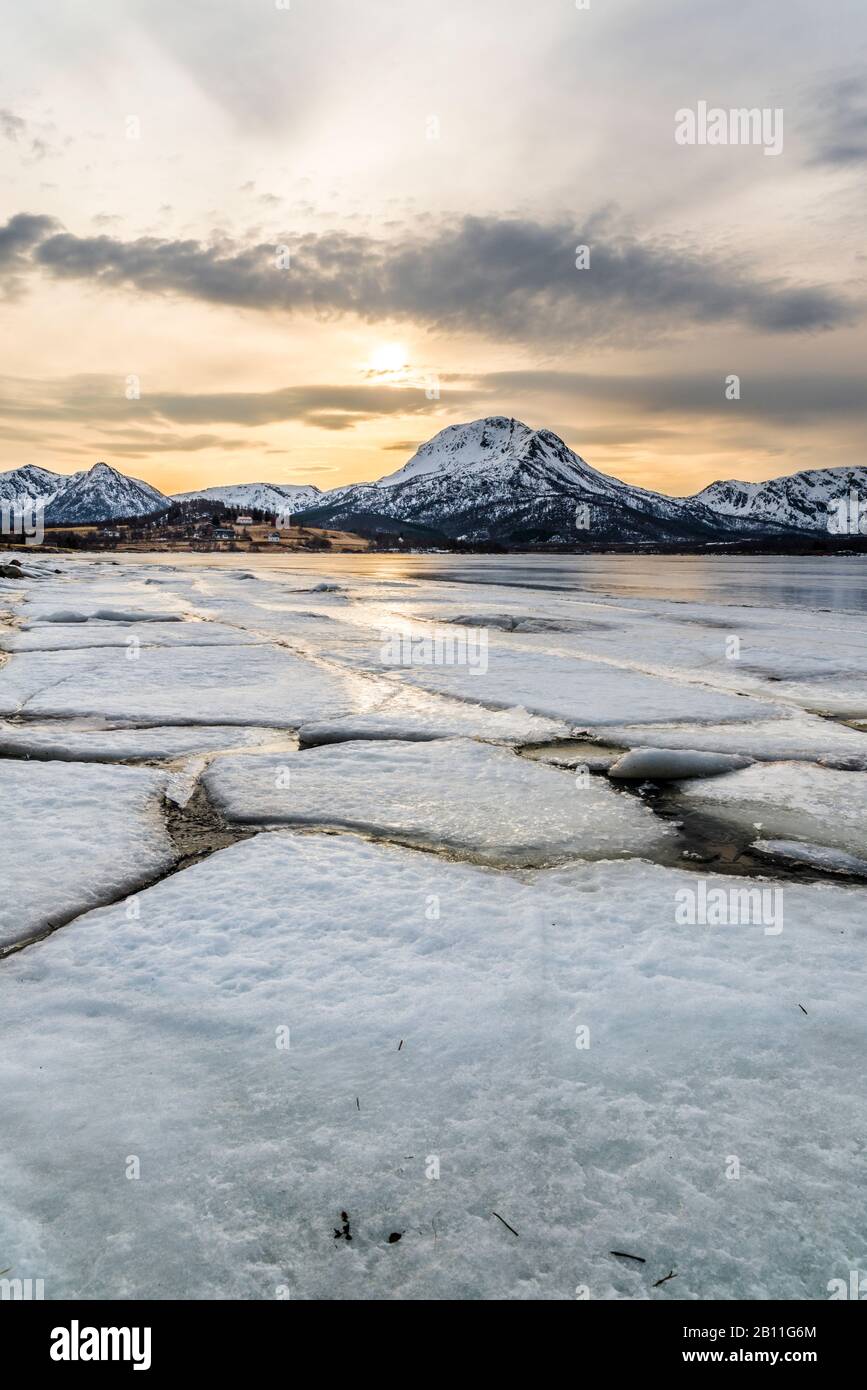 Eidsfjorden con ice floes, Vesterålen, Norvegia Foto Stock