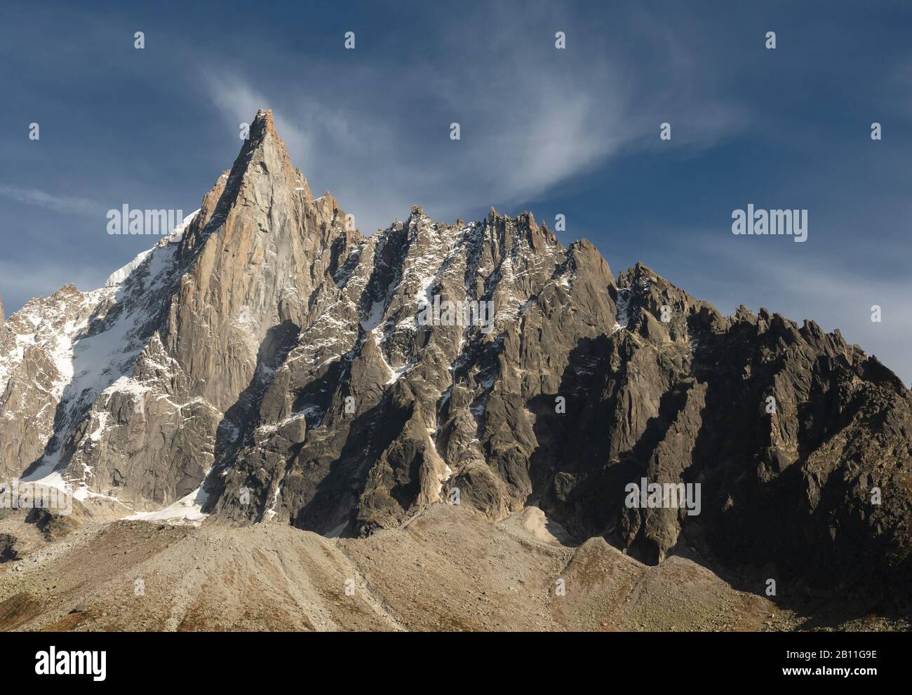 Una vista contrastata di una montagna con neve e cielo blu Foto Stock