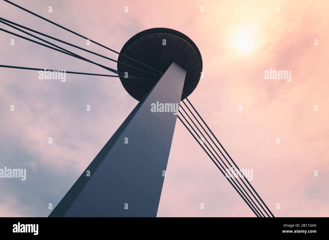 Ponte UFO (nuovo ponte) con ponte di osservazione sul Danubio a Bratislava, Slovacchia. Foto Stock