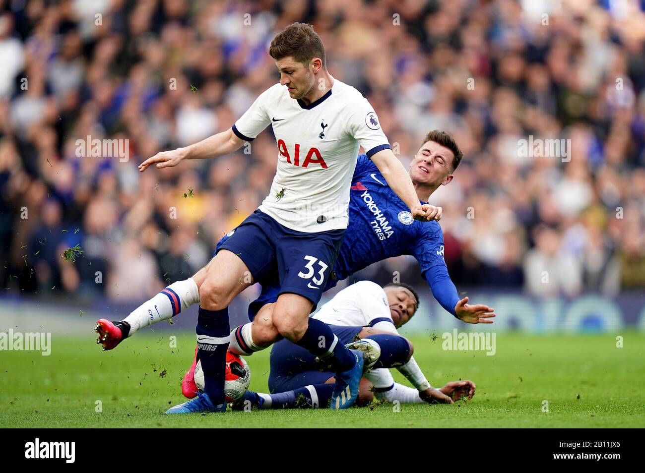 Ben Davies di Tottenham Hotspur (a sinistra), Steven Bergwijn (a destra sul pavimento) e Mason Mount (al centro) di Chelsea si scontrano mentre combattono per la palla durante la partita della Premier League a Stamford Bridge, Londra. Foto Stock