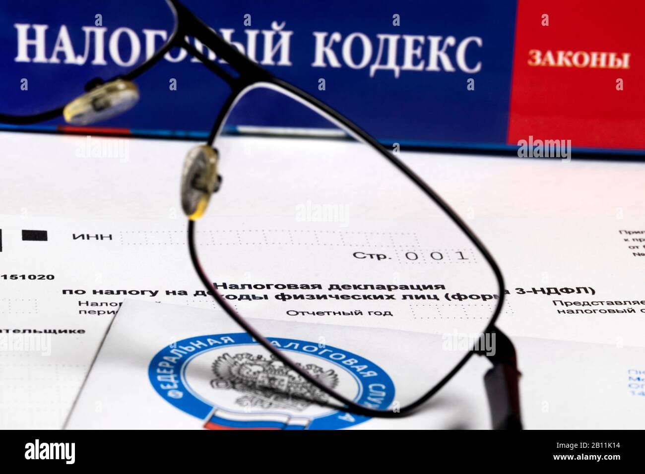 Vista della dichiarazione Individuale di imposta Sul Reddito (modulo 3-NDFL) sullo sfondo del Codice fiscale della Federazione Russa Foto Stock