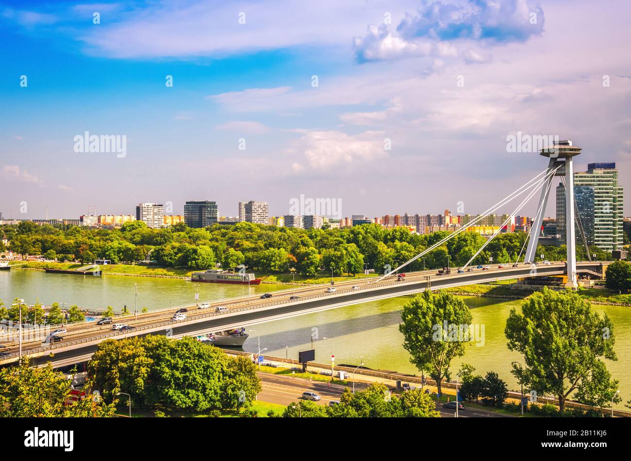 Vista panoramica della città di Bratislava con ponte UFO sul Danubio, Slovacchia. Foto Stock