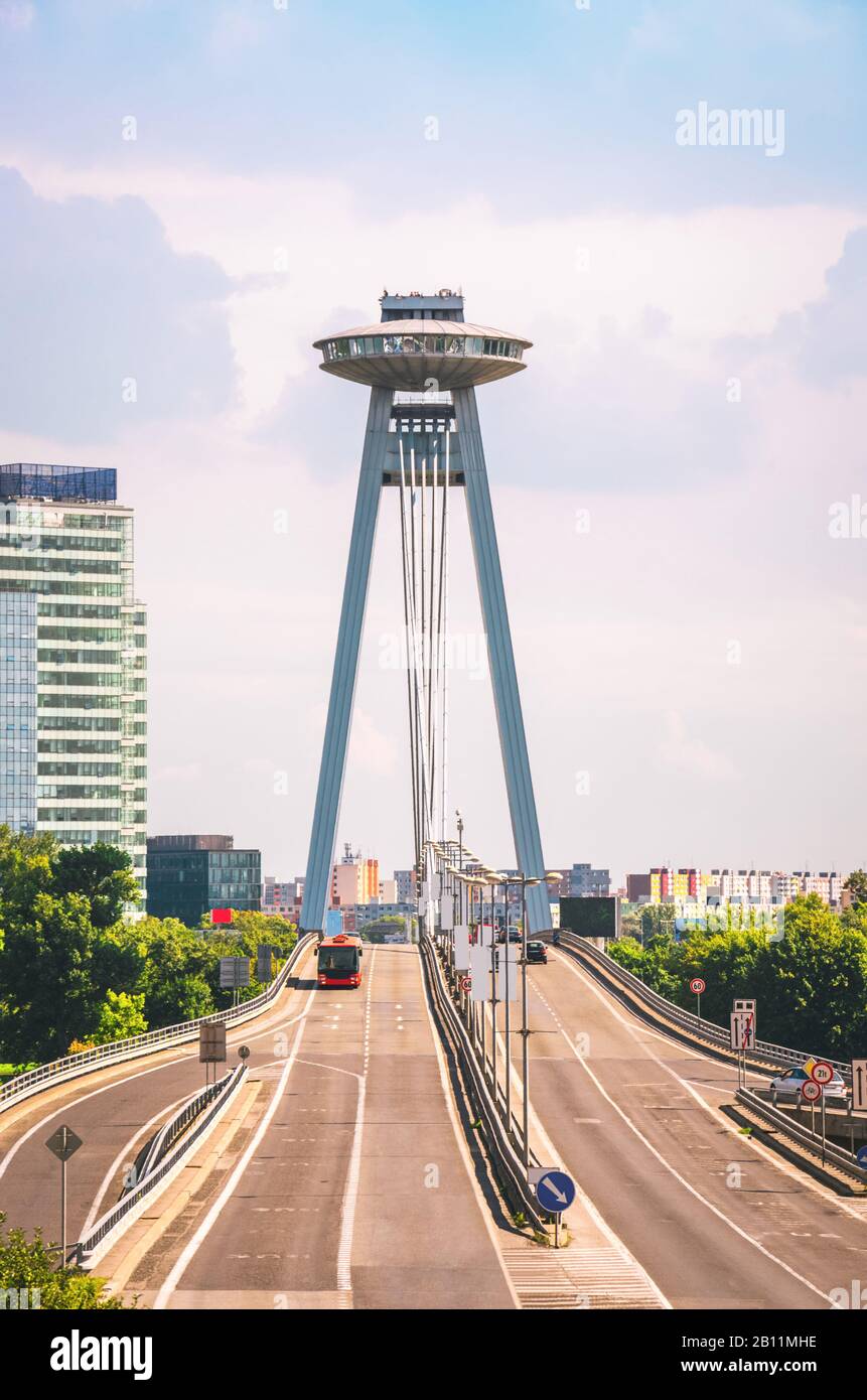 Lunga strada attraverso il ponte UFO nella città di Bratislava. Foto Stock