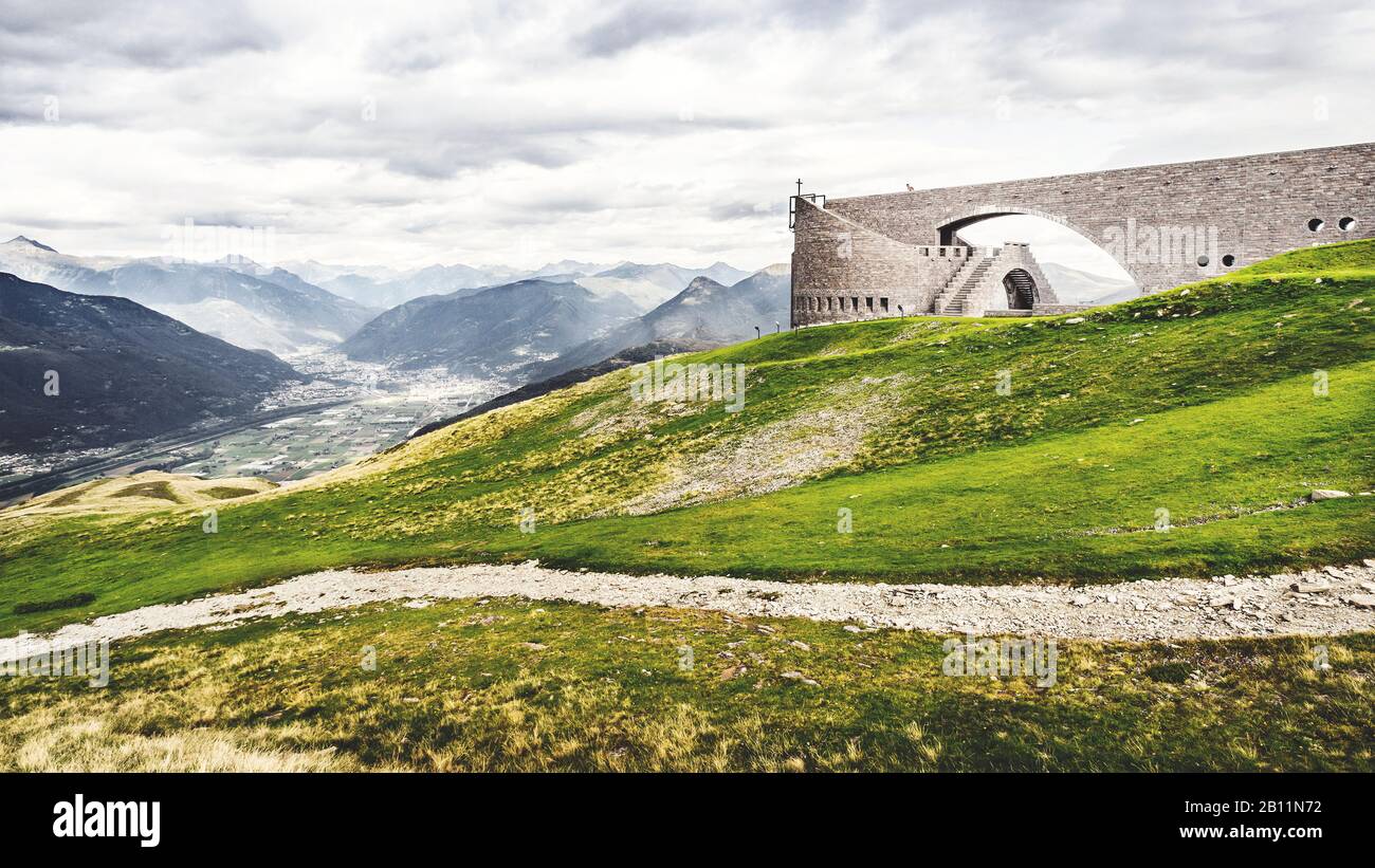 Chiesa di Santa Maria degli Angeli di Mario Botta sotto Monte Tamaro nel cantone Ticino, Svizzera Foto Stock