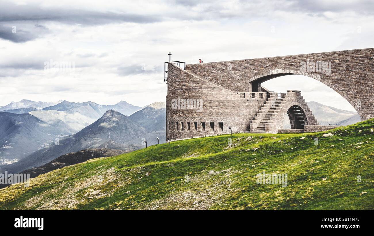 Chiesa di Santa Maria degli Angeli di Mario Botta sotto Monte Tamaro nel cantone Ticino, Svizzera Foto Stock