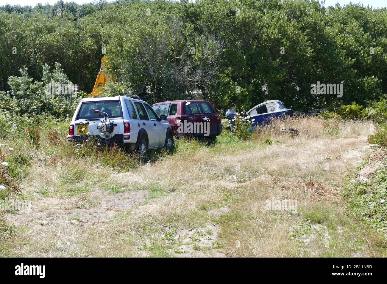 Auto abbandonate e barca Foto Stock