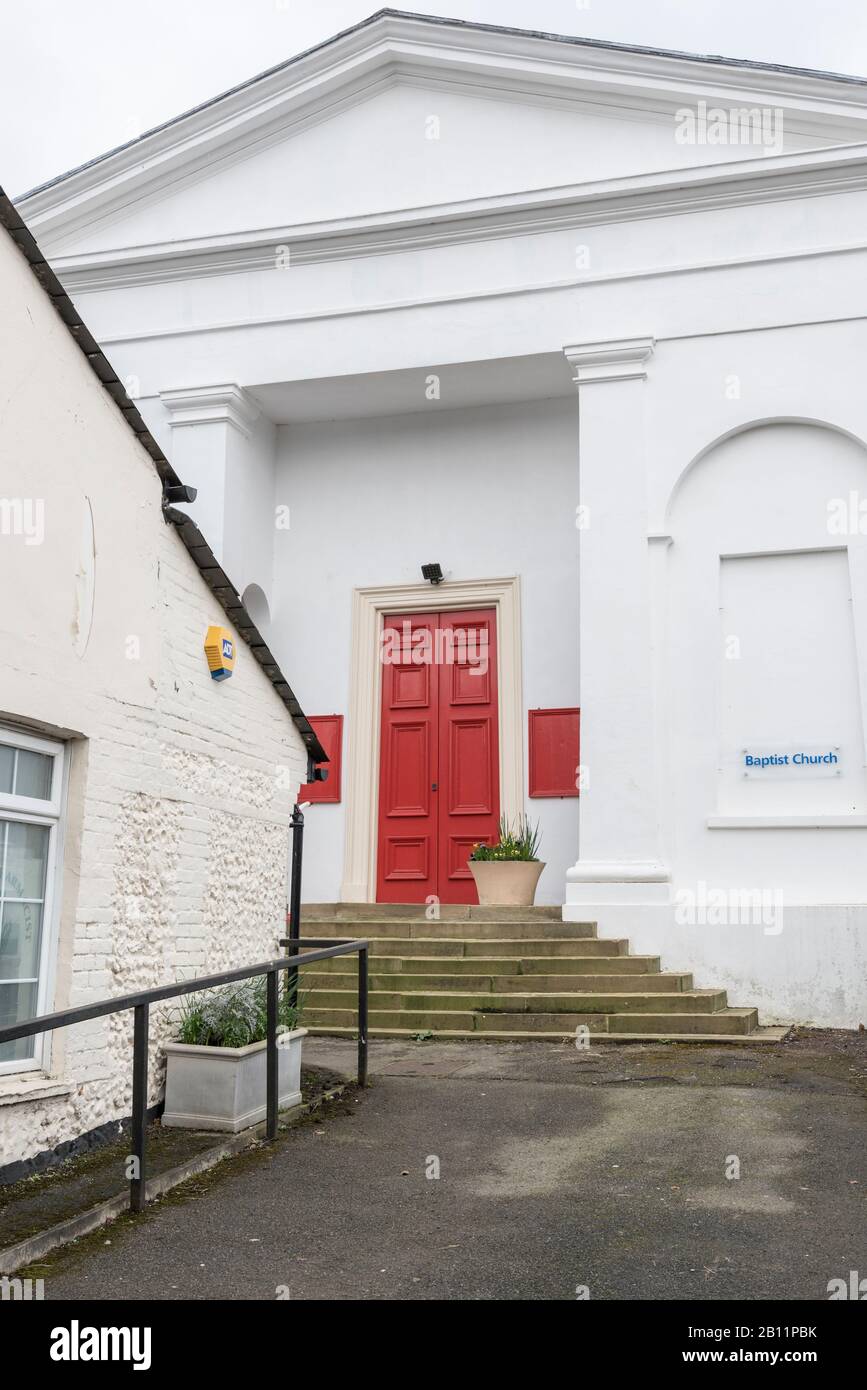Chiesa Battista con distintive porte rosse in Great Missenden, Bucks Foto Stock