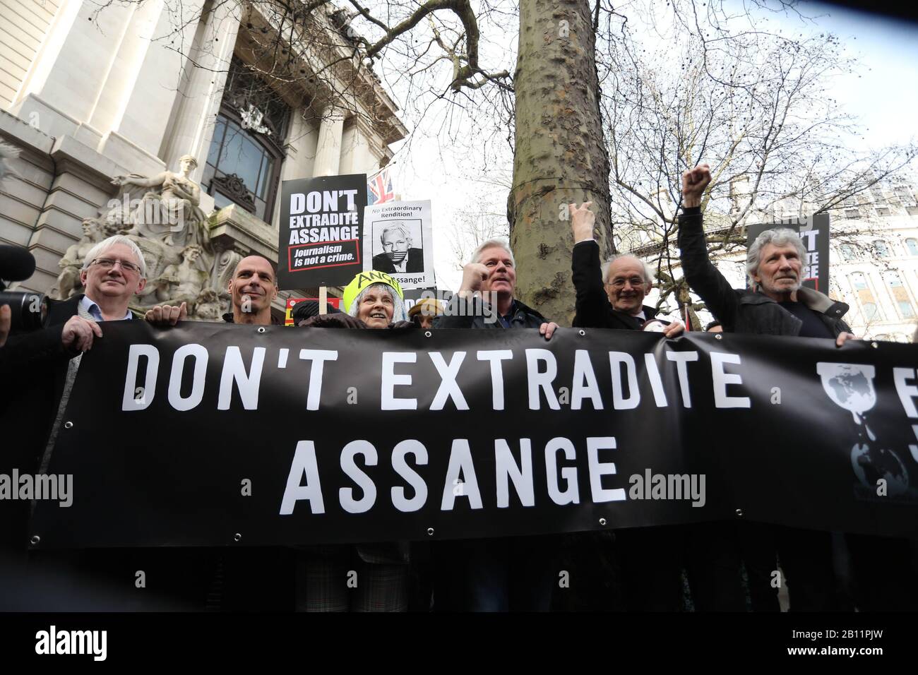 Ritrasmissione CORREZIONE RICHARD ASSANGE A JOHN SHIPTON CORRETTA DIDASCALIA SOTTO sostenitori di Julian Assange, tra cui Yanis Varoufakis (seconda a sinistra), Vivienne Westwood (centro), il padre di Assange John Shipton (seconda a destra) e il bassista Pink Floyd Roger Waters (destra), iniziare una marcia da Australia House a Parliament Square a Londra, Protestare contro la detenzione e l'estradizione di Assange. Foto Stock