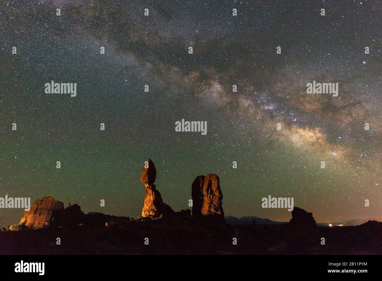 Balanced Rock And Ham Rock, Arches National Park, Utah, Stati Uniti Foto Stock