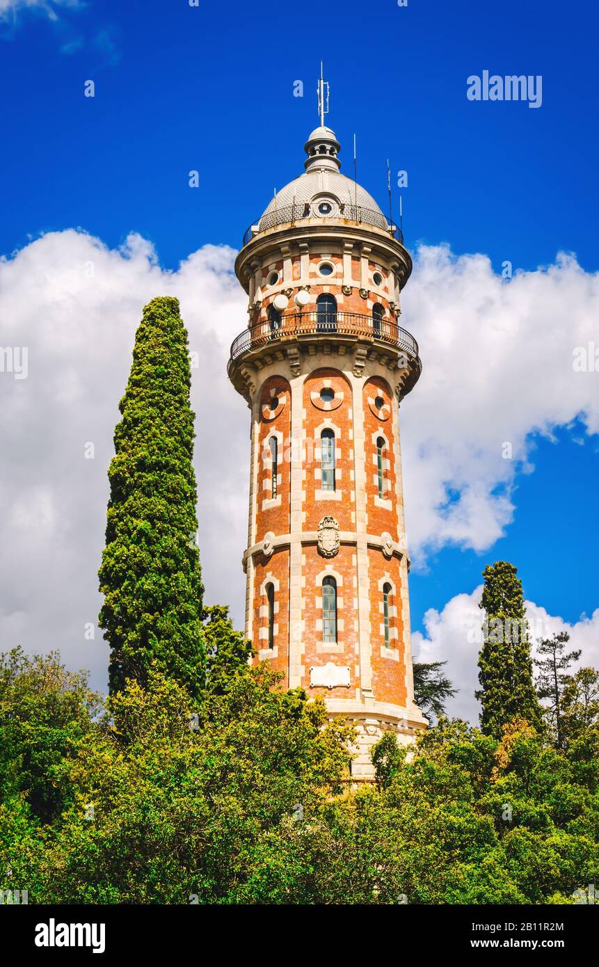 Torre dell'acqua Torre de les Aigues de Dos Rius sulle montagne di Barcellona, vicino al parco divertimenti Tibidabo Foto Stock