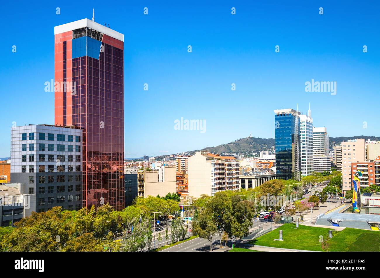 Centro di Barcellona in giornata estiva con uffici e ambiente verde Foto Stock