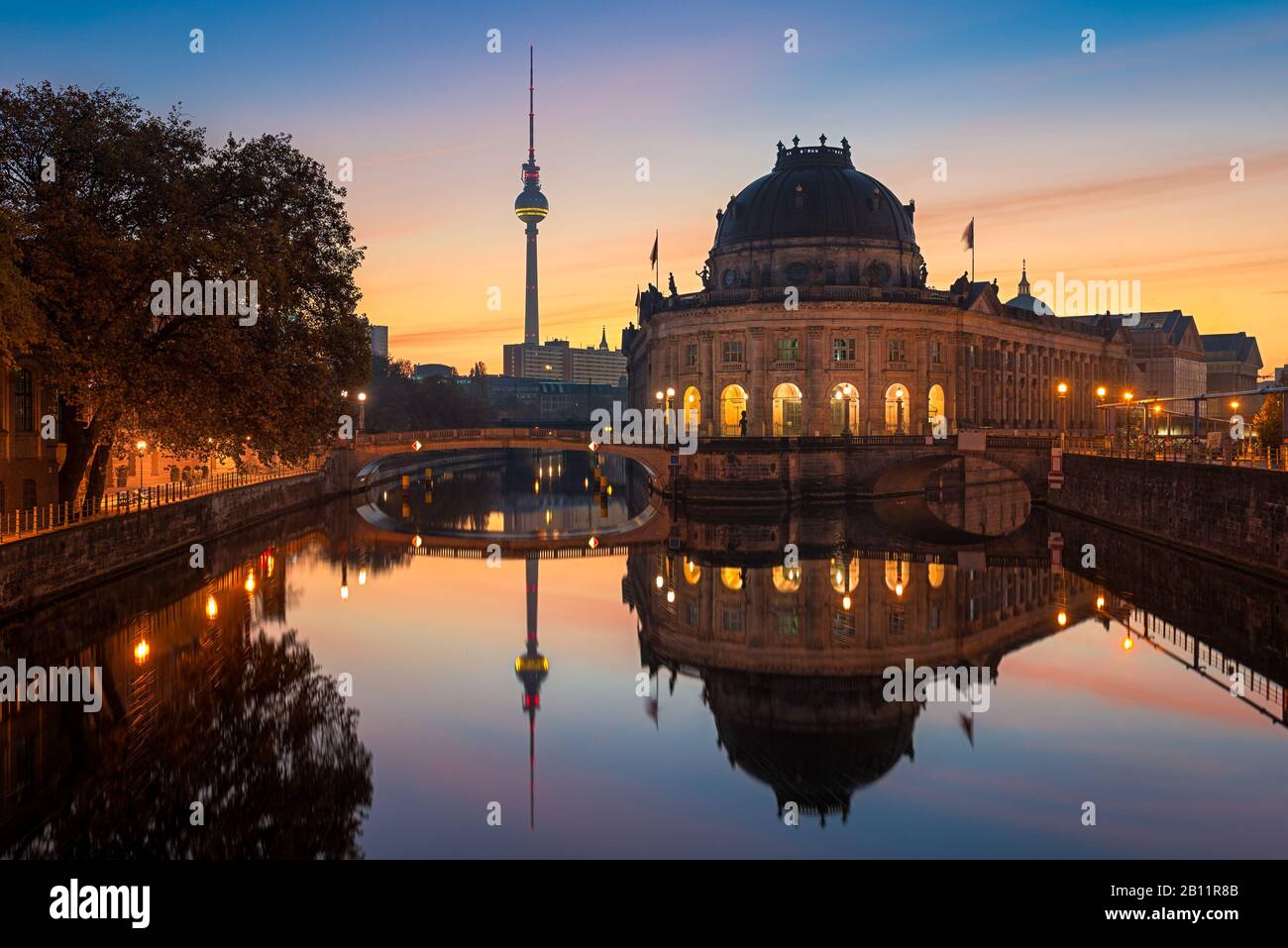 Museo dell'isola sul fiume Sprea e la torre della televisione a Berlino, Germania Foto Stock