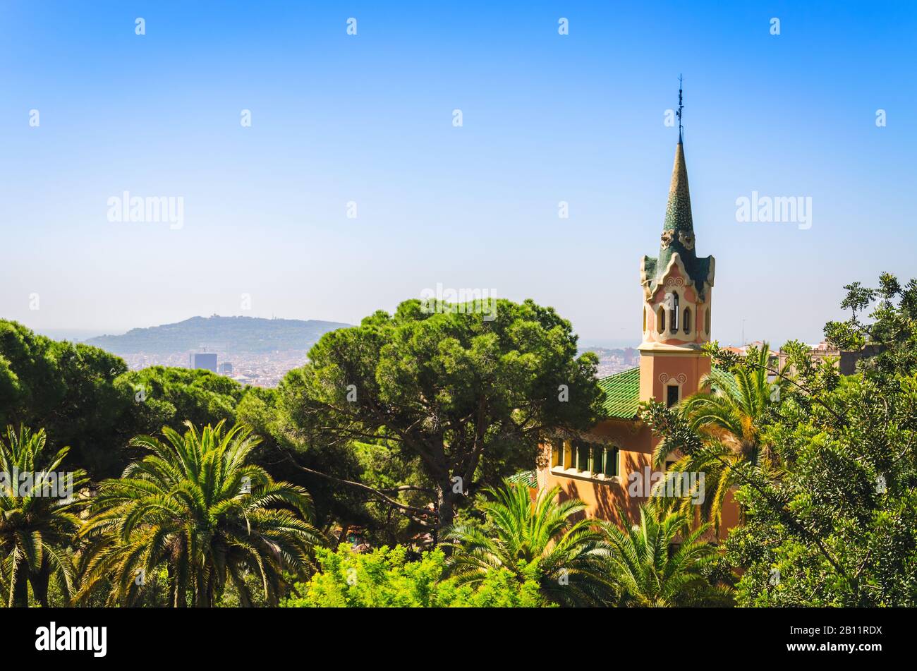 Paesaggio estivo del Parco Guell con Museo della Casa Gaudi a Barcellona Foto Stock