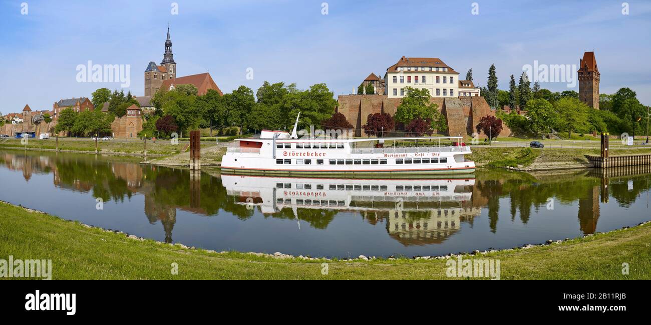 Vista sulla città dal porto con Santo Stefano e castello, Tangermünde, Sassonia-Anhalt, Germania Foto Stock