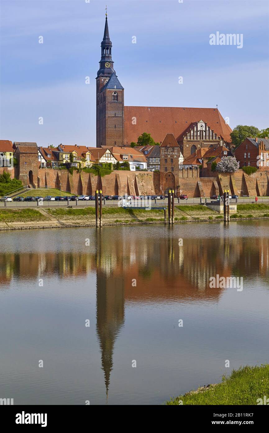 Vista sulla città dal porto con la chiesa di Santo Stefano, Tangermünde, Sassonia-Anhalt, Germania Foto Stock