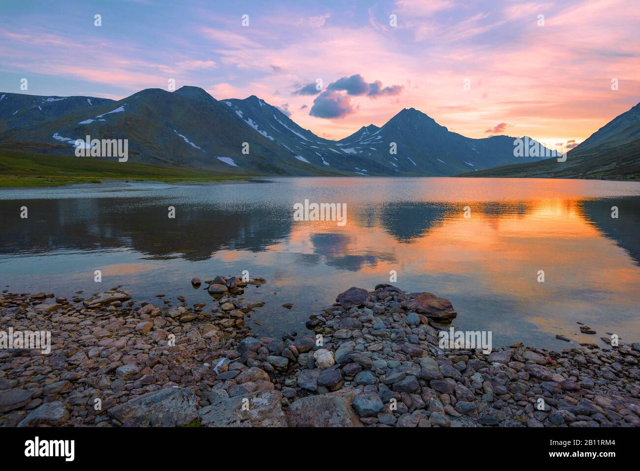 Tramonto sul lago Khadatayoganlor. Ural Polare, Russia Foto Stock