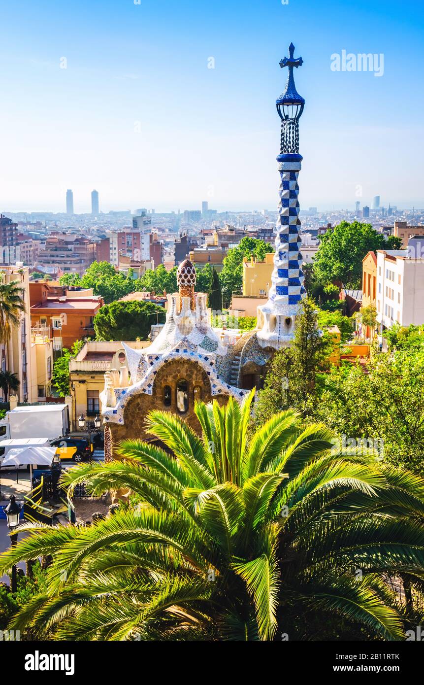 Vista sulla città di Barcellona dalla terrazza del Park Guell Foto Stock