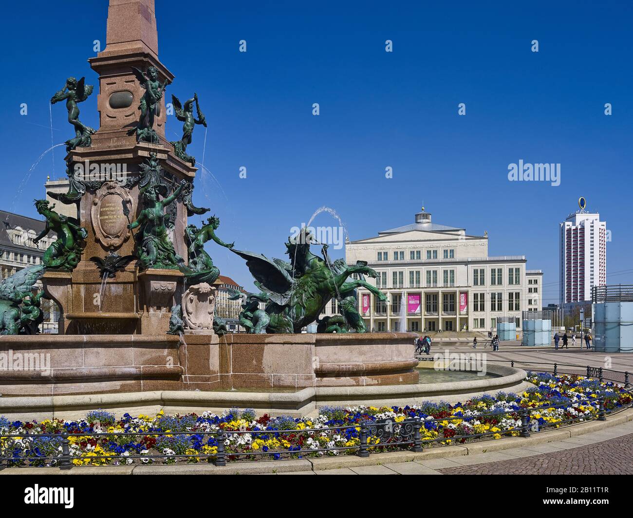 Augustusplatz, Mendebrunnen con alto edificio d'opera e serra, Lipsia, Sassonia, Germania Foto Stock