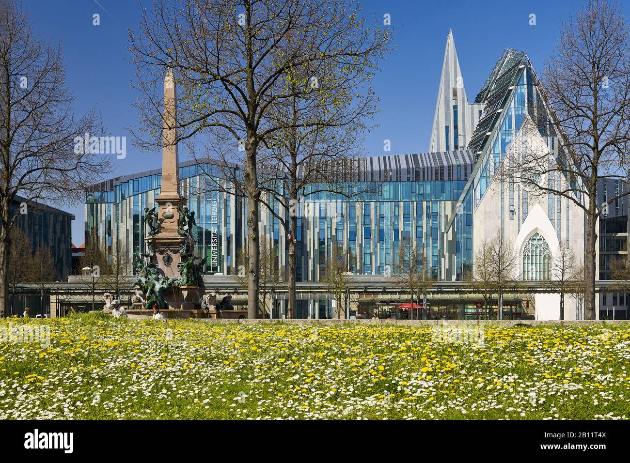 Augustusplatz con nuovo Augusteum e Mendebrunnen, Lipsia, Sassonia, Germania Foto Stock