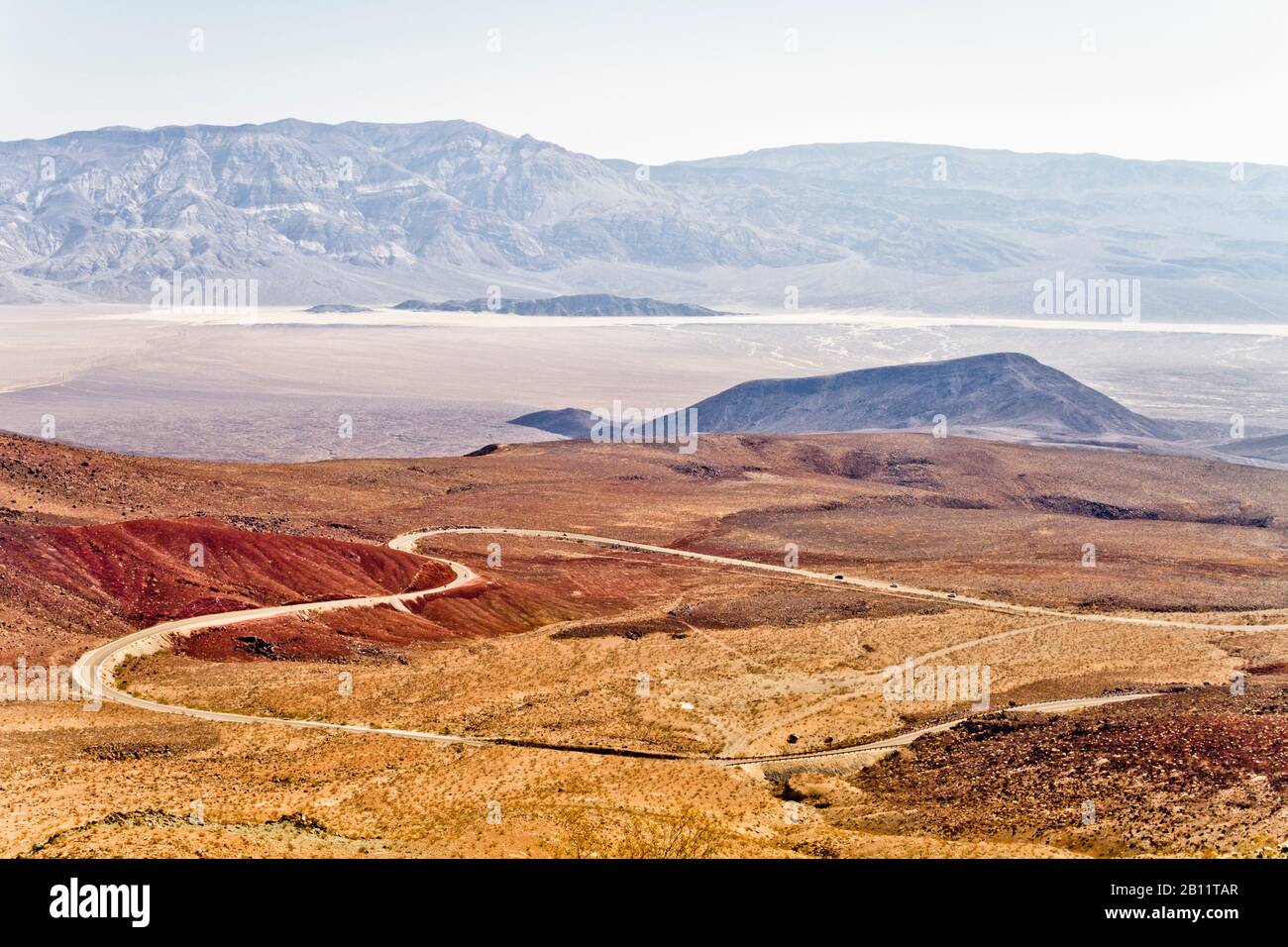Vista dalla California alla Death Valley nel caldo di mezzogiorno, Nevada, USA Foto Stock