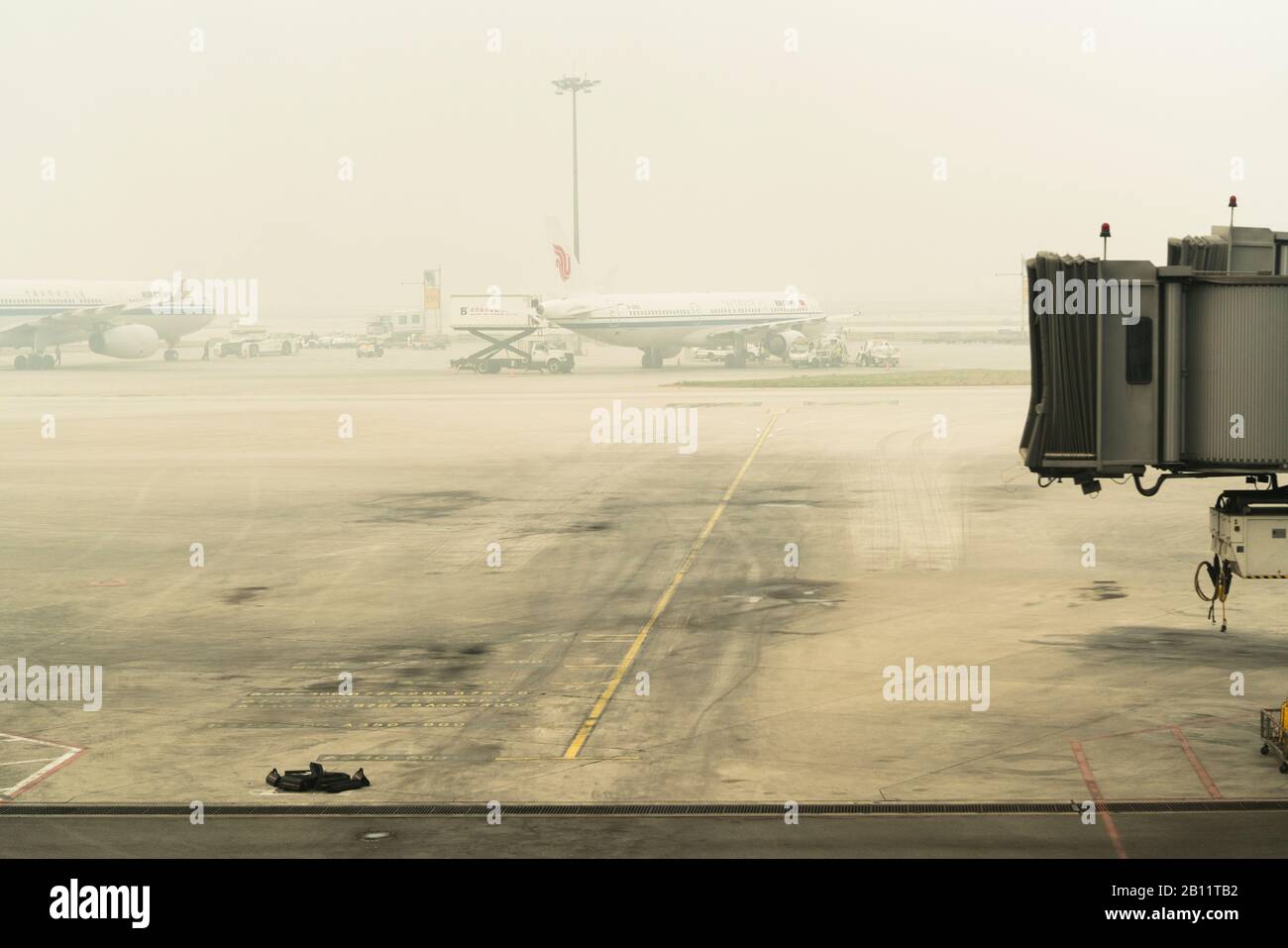 Smog all'aeroporto di Pechino, inquinamento atmosferico, Pechino, Cina Foto Stock