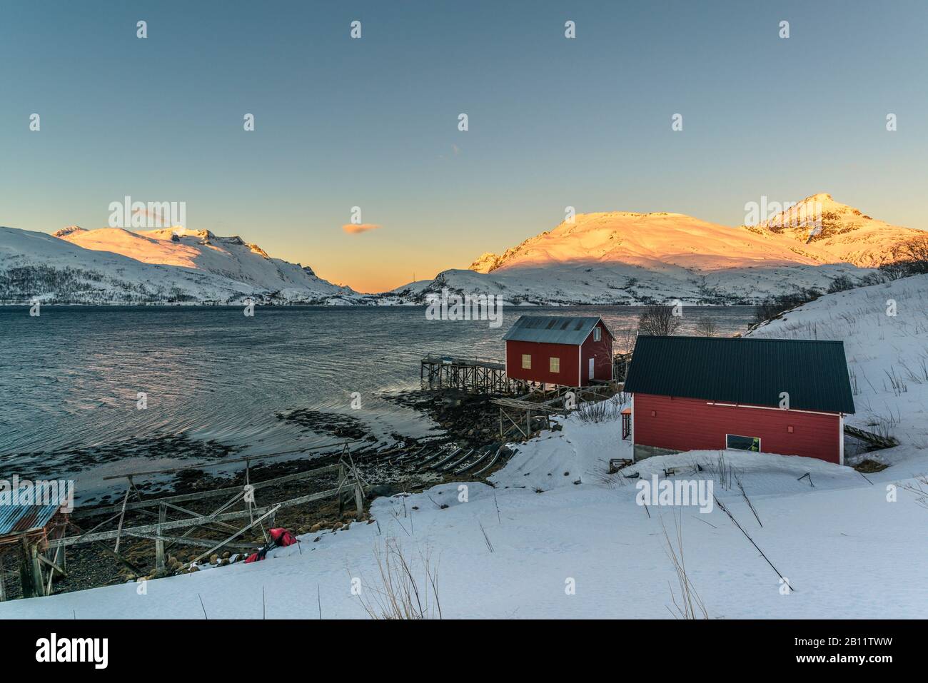 Alba nel Kaldfjord vicino a Tromsø sull'isola di Kvaløya, Norvegia Foto Stock
