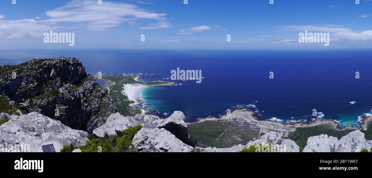 Bella vista panoramica da Hangklip picco della riva turchese di Pringle Bay e le acque blu profondo dell'oceano Atlantico Foto Stock