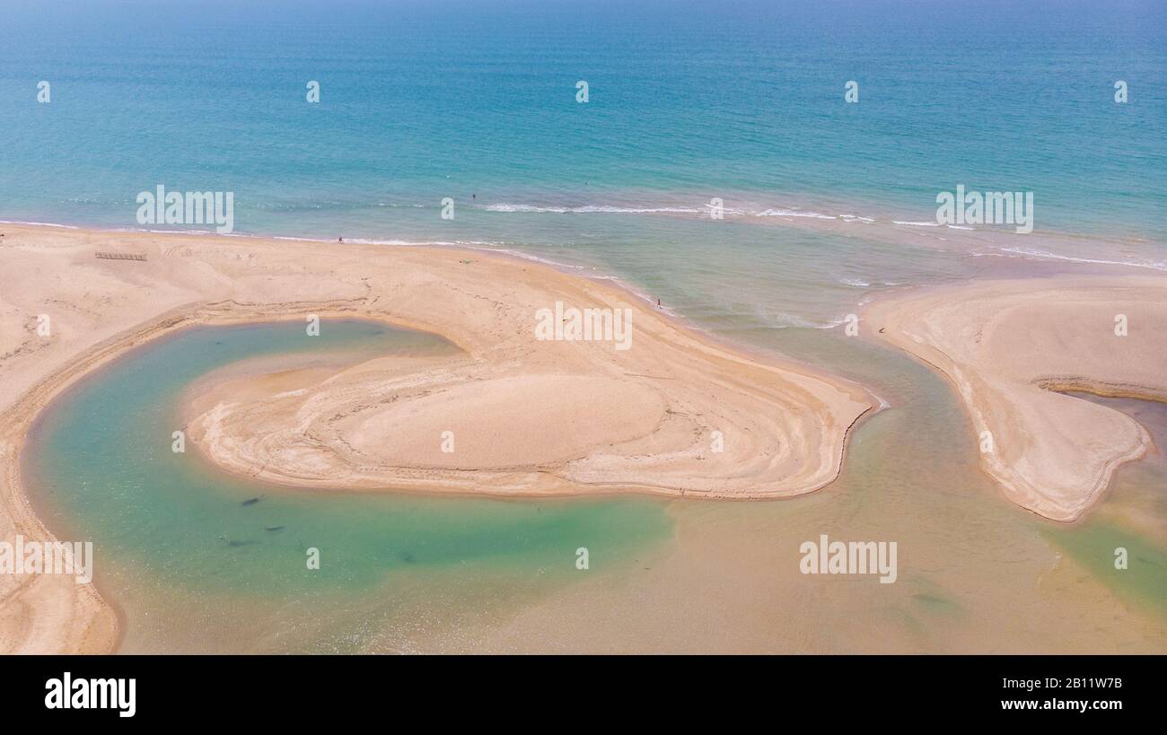Laguna, spiaggia e sabbiosa alla foce di un fiume a Khao Lak Foto Stock