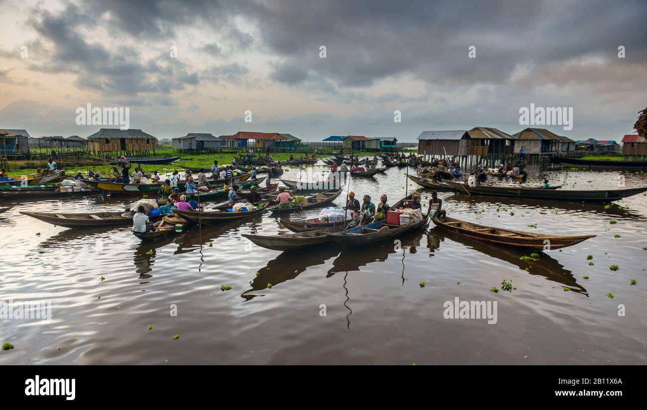 Residenti del villaggio galleggiante di Ganvié, Benin, Africa Foto Stock