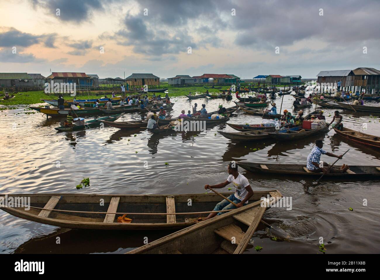 Residenti del villaggio galleggiante di Ganvié, Benin, Africa Foto Stock