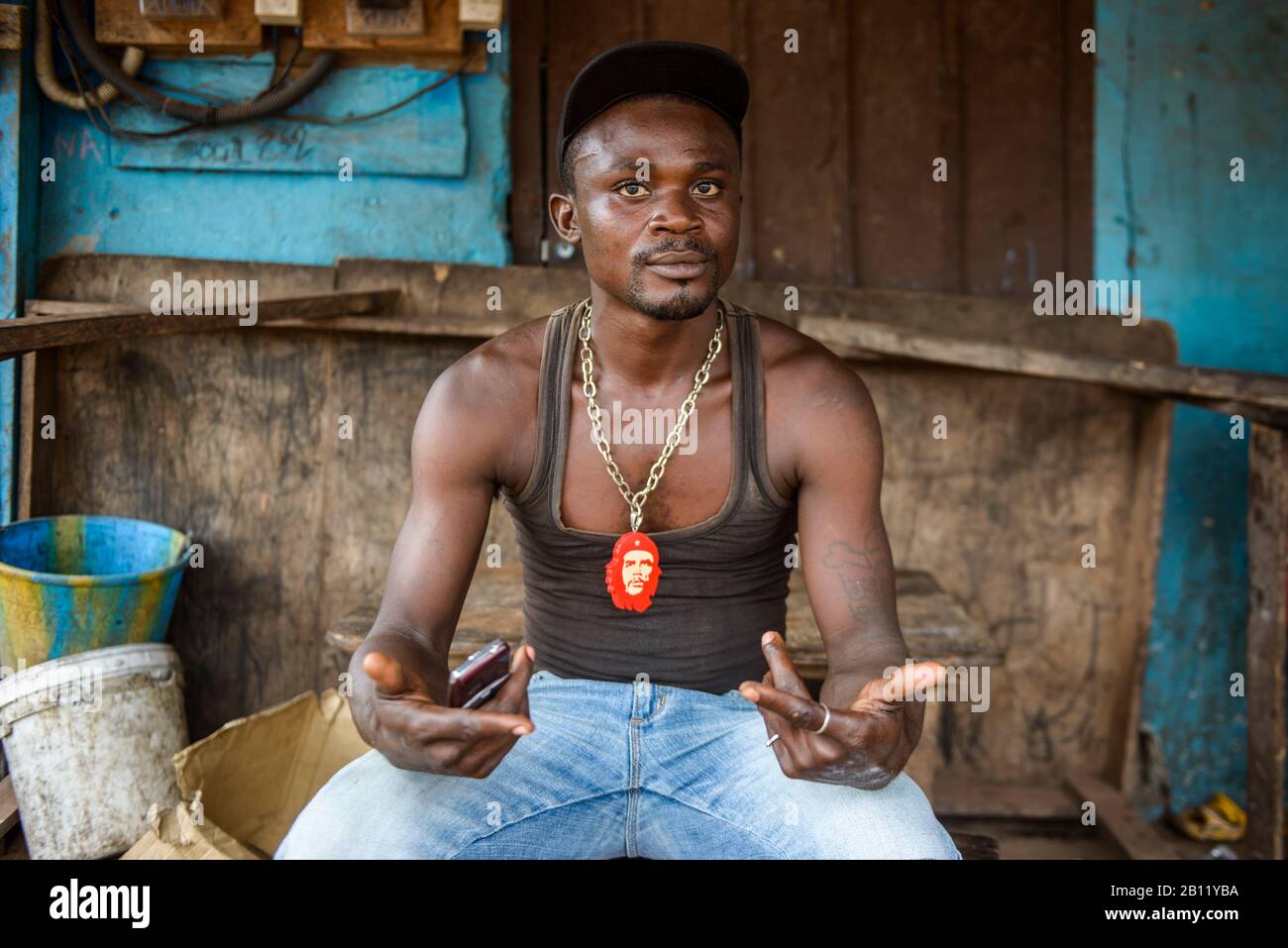 Giovane uomo della regione equatoriale della foresta pluviale, Gabon, Africa Centrale Foto Stock