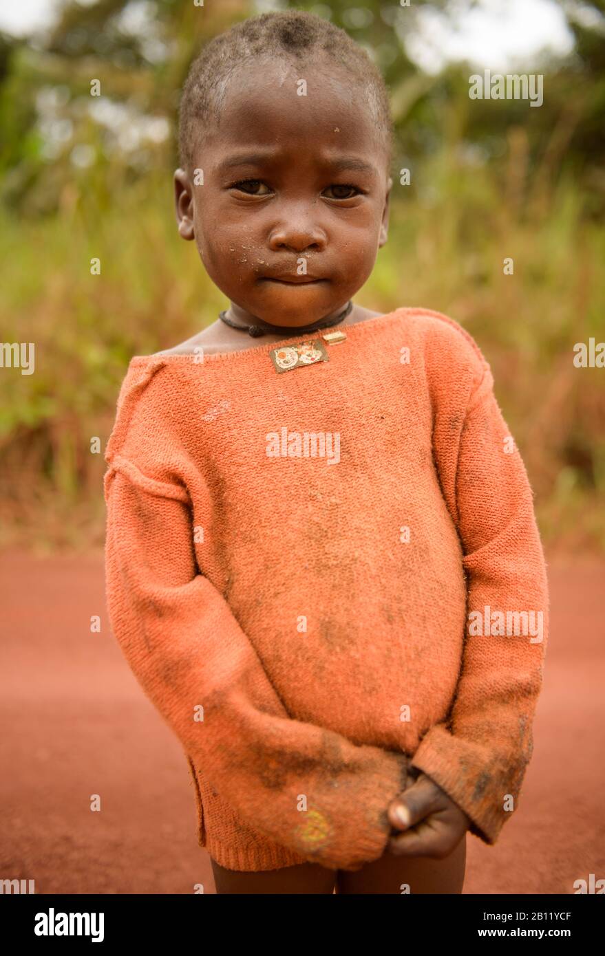 Piccolo bambino della regione equatoriale della foresta pluviale, Gabon, Africa Centrale Foto Stock