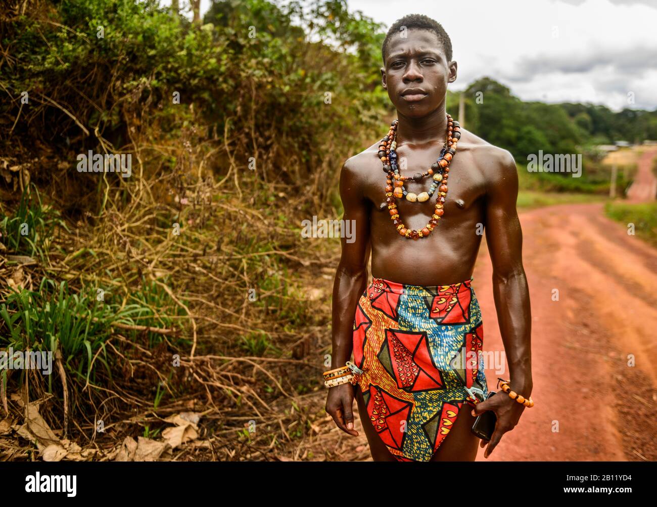 Adolescente un mese prima della circoncisione, Gabon, Africa Centrale Foto Stock