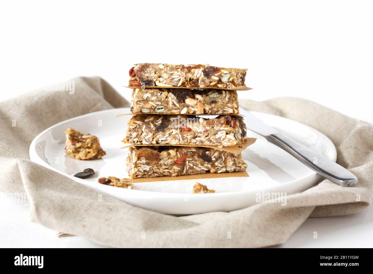 Barrette Di Granola fatte in casa su un piatto bianco. Foto Stock