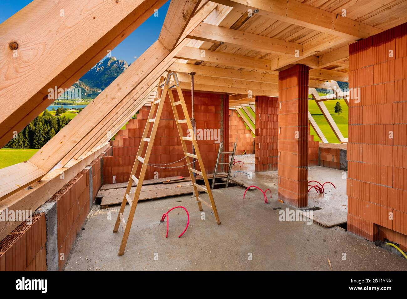 Traliccio tetto con travi in legno in un nuovo edificio Foto Stock